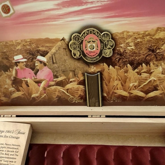 Rare Pink Sophisticated Hooker cigar box - Picture 9 of 9